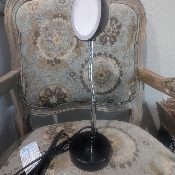 LED Desk lamp with USB port, like new. Bendable Arm - Picture 4 of 6